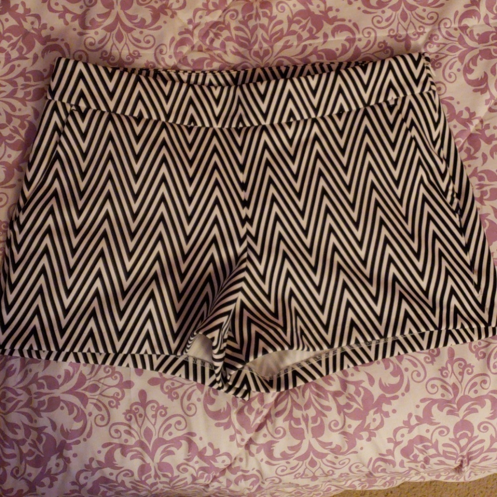Black and white shorts 🖤🤍